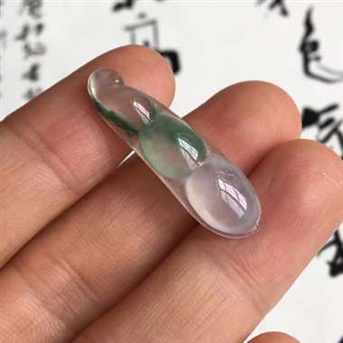 冰种 飘花 富贵豆 接近高冰种了 飘花灵动 种老 水头足 起光 佩戴漂亮 少少晶体 可忽略 尺寸 3