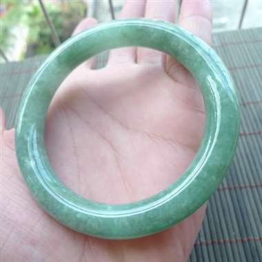 034pg好种满色豆绿圆条， 条形细致，水头好，玉质细腻，佩戴优雅迷人，尺寸57.6-10.4mm