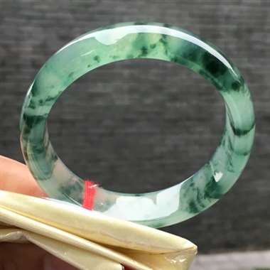 正圈,冰种飘花,尺寸54.8-14.5-7.0,冰润通透,种老起光,胶感十足,飘花灵动飘逸,实物比图 正圈,冰种飘花,尺寸54.8-14.5-7.0,冰润通透,种老起光,胶感十足,飘花灵动飘逸,实物比图