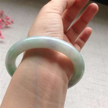 冰春彩飘绿圆条手镯,有小细纹无抠感,不明显 冰春彩飘绿圆条手镯,有小细纹无抠感,不明显