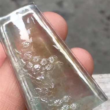 高冰黄翡松鹤延年，尺寸：40.8 25.5*4.6mm，种老水足，刚性十足，雕工精致，品相佳，冰透起