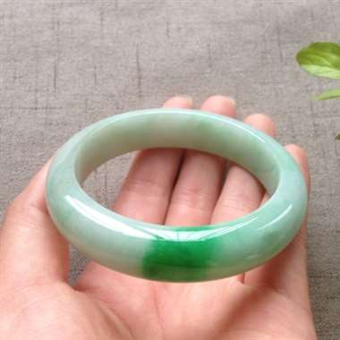 冰阳绿正装手镯，有纹无扣感，不影响佩戴效果！