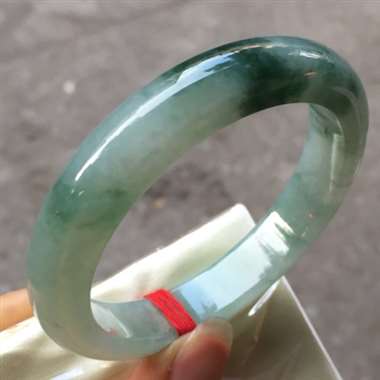 翡翠A货：冰种飘花.正圈手镯.料子清爽干净.种老水头十足.有点棉絮.完美无瑕纹裂.尺寸：55mm12