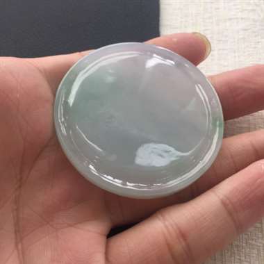 糯种山水，雕工精湛，画面美观。