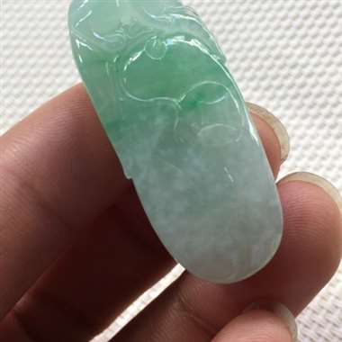 糯种.飘绿色.福瓜.料子清爽.干净饱满.雕工精简.种老水头足.基本完美.尺寸：41mm17.2mm1