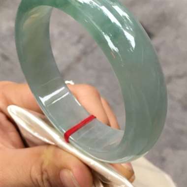 翡翠A货.冰种晴水油底飘花.正圈手镯.冰润通透.种老水头十足.料子细腻.清爽干净.宽条厚装饱满.肉感 翡翠A货.冰种晴水油底飘花.正圈手镯.冰润通透.种老水头十足.料子细腻.清爽干净.宽条厚装饱满.肉感