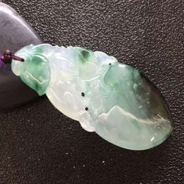 冰种飘花猴子献桃挂件 色泽艳丽 玉质细腻干净 清爽