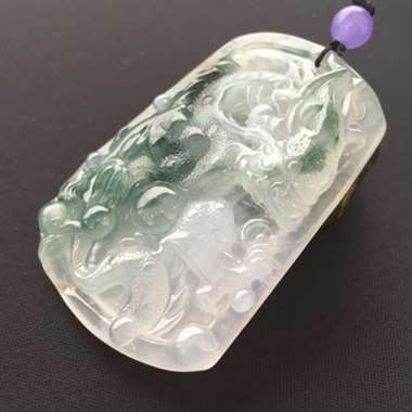 冰种飘花龙牌挂件。尺寸：69.0-48.7-8.2