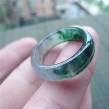 111503A货翡翠完美无纹裂飘绿戒指 ，圈口18mm，玉质细腻，颜色靓丽，种水好，佩戴效果迷人，尺