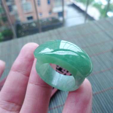111436A货翡翠完美无纹裂特色满绿马鞍戒指/扳指，圈口18.1mm，玉质细腻，颜色靓丽 尺寸27