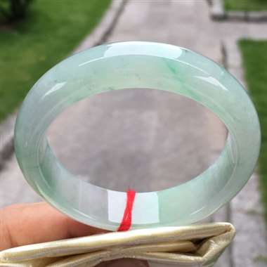 冰种飘翠正圈，尺寸55.1-14.8-8.1，水润冰透，种老水头足，完美