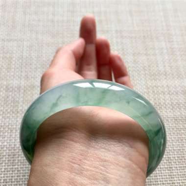 冰起胶芙蓉绿正装手镯,口径:56.2*14.3*8.3 冰起胶芙蓉绿正装手镯,口径:56.2*14.3*8.3