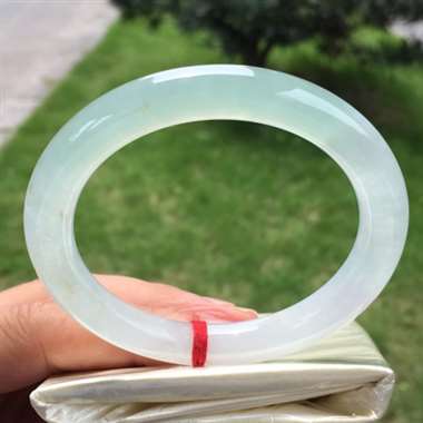 冰种翠色圆条，尺寸55.3-9.4-9.1，水润冰透，种老水头足，完美