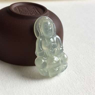 冰种 观音 冰种 整体有底色 质地细腻 冰透感好 雕刻工艺精湛 佩戴漂亮 无纹裂 尺寸 35x20.