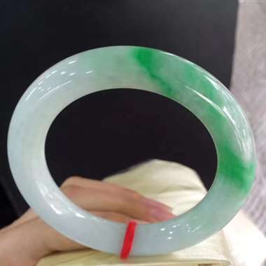 圆条飘绿镯，鲜艳亮丽，水润清爽，完美