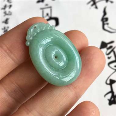 阳绿 福贝 整体阳绿 质地细腻 水润 种好色美 无纹裂 尺寸 31.8x21x6.3 毫米。