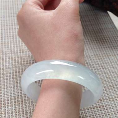 17041327#正圈尺寸：57.9x16.6x7.7mm 白冰镯，非一般的宽版，种水清亮均匀，清爽