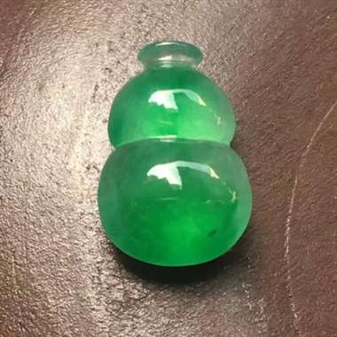 阳绿葫芦,尺寸:11.8*7.8*4.1mm,完美,种水一流,饱满,飘阳绿,镶嵌翻翻。H17 阳绿葫芦,尺寸:11.8*7.8*4.1mm,完美,种水一流,饱满,飘阳绿,镶嵌翻翻。H17