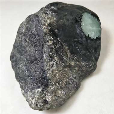 DZ611 1754克莫湾基开窗料，开窗处细糯接近糯冰，种水不错，肉质细腻，老皮壳，底部打灯依