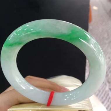 圆条飘绿镯,鲜艳亮丽,水润清爽,完美 圆条飘绿镯,鲜艳亮丽,水润清爽,完美
