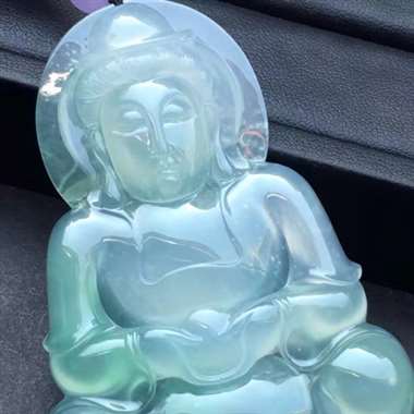 高冰飘绿大观音：有小纹（在背后耳朵旁有一处小纹已做专业处理，不影响整体美观），种老起胶，雕工精致，色