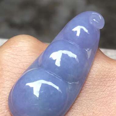 紫罗兰福豆，尺寸:38.4*15.6*7.8mm,完美，种水足，颜色美，形体饱满，质量杠杠，可直接佩