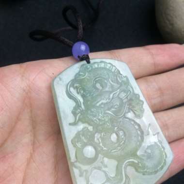 冰种飘花龙牌，种水很好，冰透感很好，做工精细，有白棉飘絮，哪怕是棉也很好看，棒棒嗒～4
