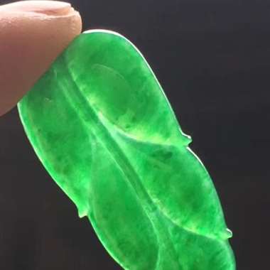 满色辣绿叶子，尺寸:32.5*14.7*3.3mm，种水佳，水润通透，满色辣绿，起胶，有纹裂H12