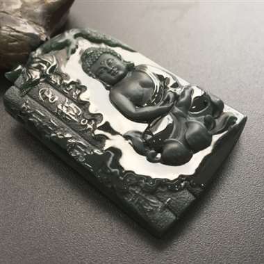 冰种墨翠完美佛祖，黑度够黑，打灯通透阳绿，纯手工打造，雕工精湛。尺寸：58.7-37.2-8.7
