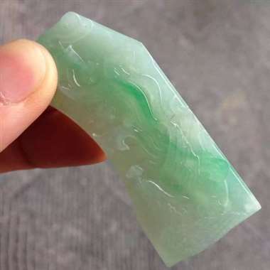 冰种飘绿，一对龙凤吊牌，龙凤呈祥 成双成对 冰糯带色巧雕牌子 尺寸：凤60.7x26.4x9.6mm