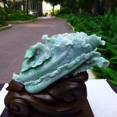 翡翠A货老坑水润浅豆绿精工招财进宝大白菜摆件 约裸石尺寸：280/130/95 连底坐：290/28