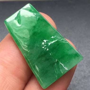 满色山水牌，尺寸:23.2*15.1*3.7mm,种足精雕，水润细腻，色泽辣绿， 寓意极佳。H14