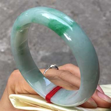 翡翠A货:糯种.绿色.正圈手镯.料子清爽干净.细腻水头十足.宽条厚装.色阳.完美无瑕.尺寸:58mm 翡翠A货:糯种.绿色.正圈手镯.料子清爽干净.细腻水头十足.宽条厚装.色阳.完美无瑕.尺寸:58mm