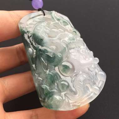 冰种飘花龙牌挂件。尺寸：69.0-48.7-8.2