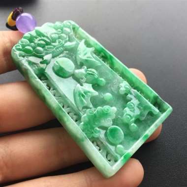糯种带色完美蝙蝠挂件，寓意为福到。尺寸：61.4-38.1-6.2
