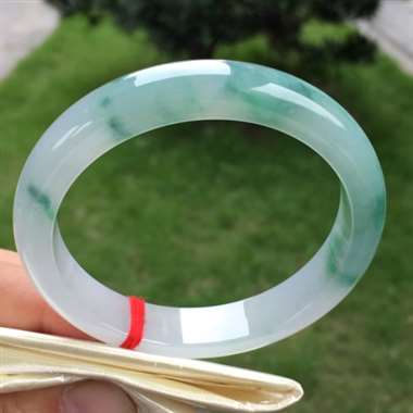 正圈，糯冰种飘绿，尺寸56.0-11.3-7.7，冰润细腻，种老水头足，完美