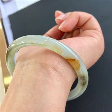 冰种老坑料完美飘花圆条手镯。尺寸：54.9*7.3*6.4