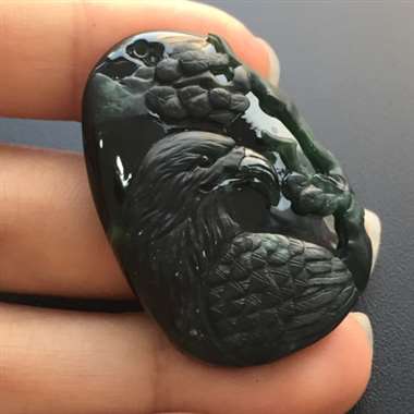 冰种完美英明神武挂件，种好，玉质细腻，纯手工打造，线条柔美流畅。尺寸：36.5-26.4-8.7