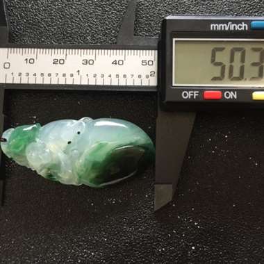 冰种飘花猴子献桃挂件 色泽艳丽 玉质细腻干净 清爽