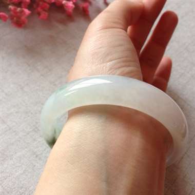 冰飘花正装手镯，有纹有抠感，底子清新，淡淡的紫色若隐若现