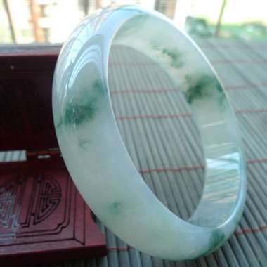 016pg完美冰润飘花正装手镯，无纹裂，料老种好，冰润通透，质地细腻水润，种水足，飘花灵动，上手贵气