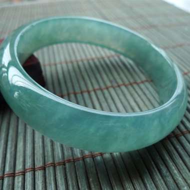 111906 A货翡翠无纹裂冰润满色正装手镯#，圈口58.1mm，质地细腻，水头足，满色均匀，色泽清