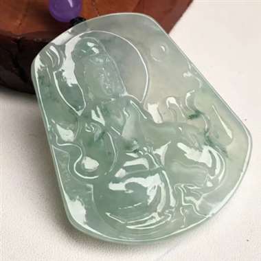 冰种飘阳绿观音吊坠，雕工精美，冰透细腻，水润起光，完美漂亮，性价比高，大小：57.2/46.9/6.