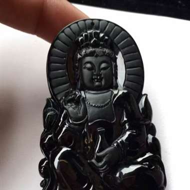 立体观音菩萨，完美无纹裂，极品墨翠，质地细腻，大件厚装，品相极好，纯手工雕刻，黑光亮