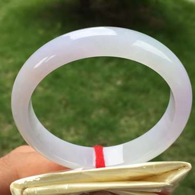 糯冰种紫罗兰正圈，尺寸56.5-12.4-6.9，水润细腻，颜色亮丽，完美