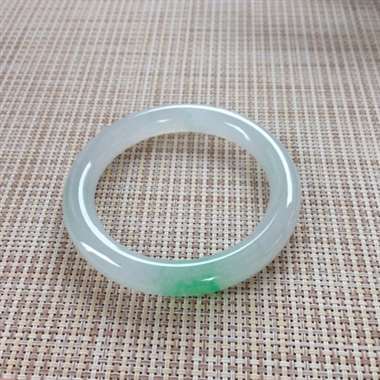 17041405#圆条尺寸:54.7x10x9.4mm 细润翠色镯,很好的一块料子,非常水润,品相清 17041405#圆条尺寸:54.7x10x9.4mm 细润翠色镯,很好的一块料子,非常水润,品相清