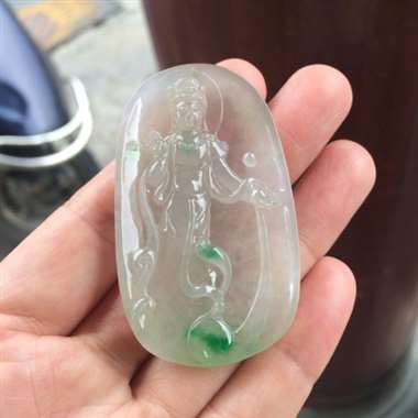 缅甸翡翠A货,冰种带色,很美的观音,谁带回保佑你全家幸福美满,喜欢的赶紧吧!性价比超高。 缅甸翡翠A货,冰种带色,很美的观音,谁带回保佑你全家幸福美满,喜欢的赶紧吧!性价比超高。