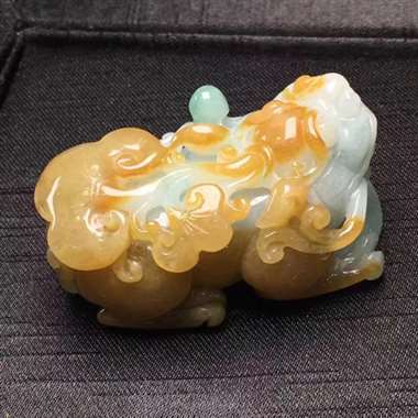 翡翠黄翡貔貅吊坠，种老细腻，完美饱满，雕工精湛，性价比高，大小：50.5/29.6/24.6mm