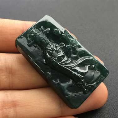 冰种墨翠踏雪寻梅，完美无纹裂，打灯通透，纯手工打造，线条流畅柔美。尺寸：36.0-21.7-7.0
