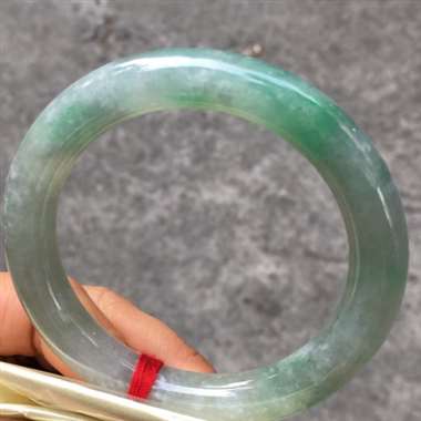 翡翠A货；冰种.飘花.圆条手镯.种老起光.水头.厚装饱满.带雪花棉.完美.无纹裂.尺寸：55.5mm